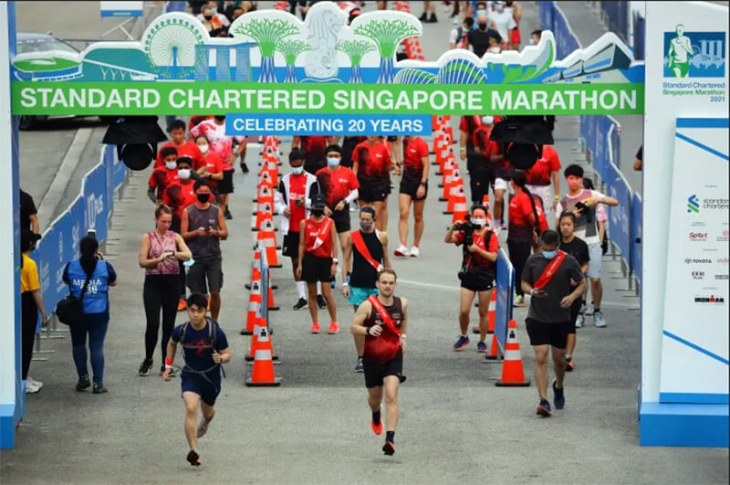 Runners at the Standard Chartered Singapore Marathon amid the COVID-19 pandemic in 2021. (PHOTO: Suhaimi Abdullah/NurPhoto via Getty Images)