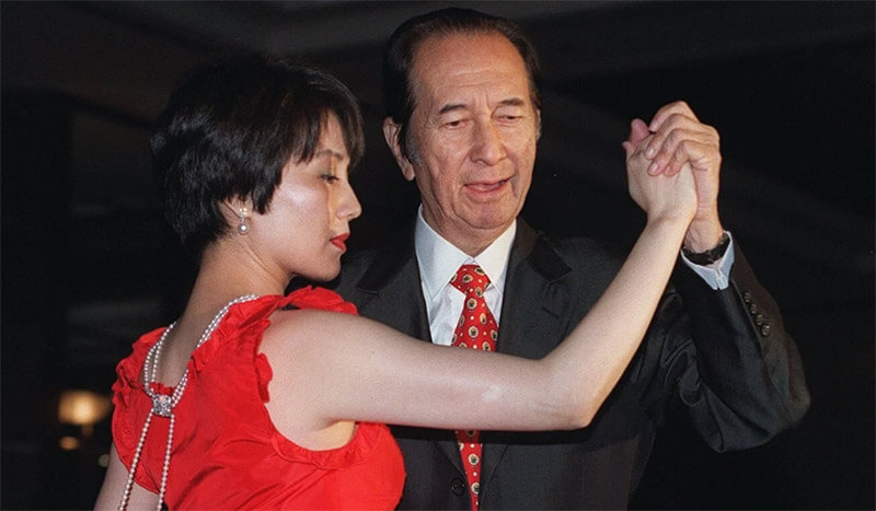 Stanley Ho dances with Angela Leong On-kei at a fundraising event in Hong Kong in 2002. Photo K.Y. Cheng