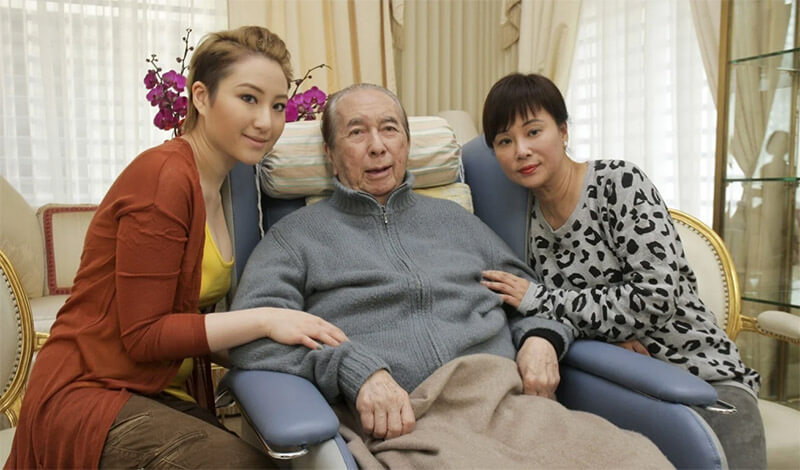 Stanley Ho with third wife Ina Chan (right) and their daughter Florinda in 2011. Photo: AP