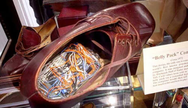 نمونه ای از کامپیوتر مخصوص بازی بلک جک اختراع شده توسط Keith Taft که داخل کفش قرار می گرفت