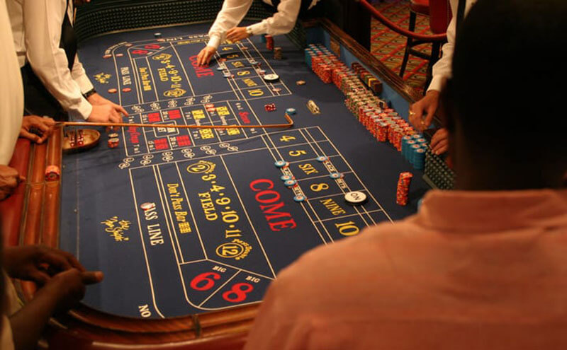 تصویری از میز بازی تاس کازینو