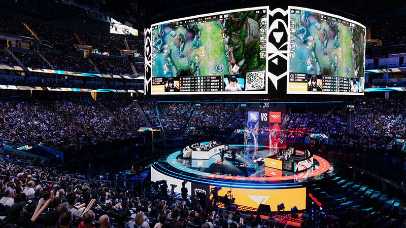 پیشبینی مسابقات بازیهای رایانهای (eSports) ترکیبی از تحلیل داده، شناخت روانشناسی رقابت، و درک عمیق از ساختار بازیهاست. برخلاف شرطبندی سنتی، در این حوزه عوامل متعددی مانند انتخاب نقشه، ترکیب تیمها، سبک بازی، و حتی وضعیت روحی بازیکنان میتوانند نتیجه را تغییر دهند.
