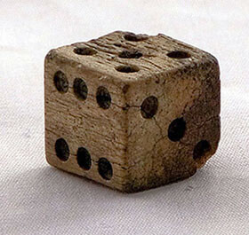 تصویری از یک تاس مخصوص بازی ساخته شده از جنس استخوان