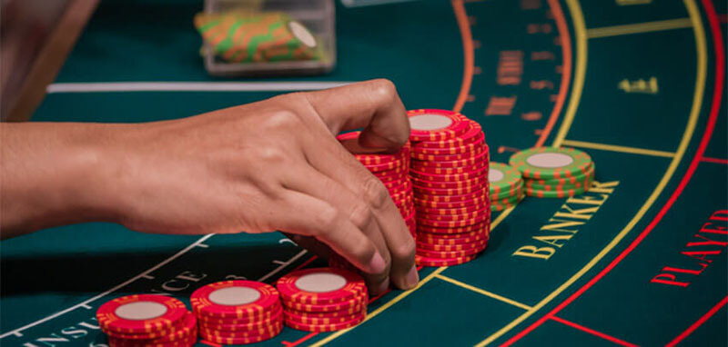 شرط بندی در بازی باکارات کازینو به دلیل ریسک کمتر، انتخاب بسیاری از قماربازان حرفه ایست
