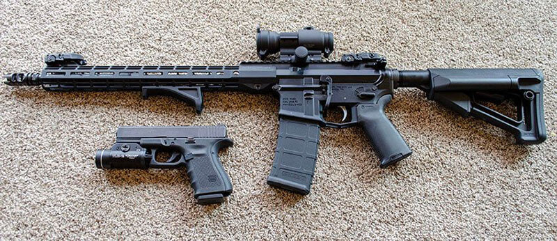 بنظر می آید سارقین از ترکیب اسحله AR-15 و تفنگی از سری Glock استفاده کرده اند