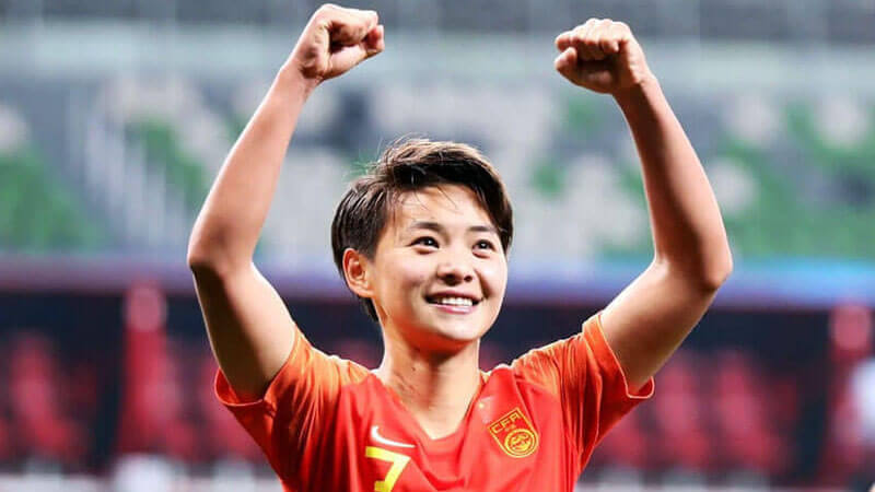 وانگ شوانگ فوتبالیست زن کشور چین