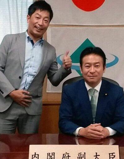 تصویری از Masahiko Konno در سمت چپ و Tsukasa Akimoto در سمت راست